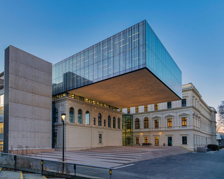 Politechnika Warszawska Pl. Politechniki 1, Warszawa – przebudowa w gmachu głównym